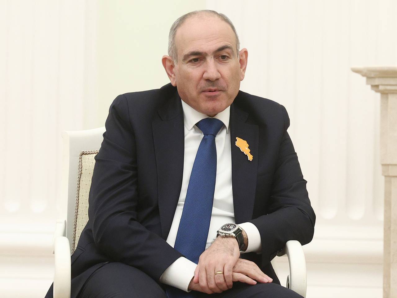 Охранники Пашиняна силой увели с митинга критиковавшего его пенсионера
