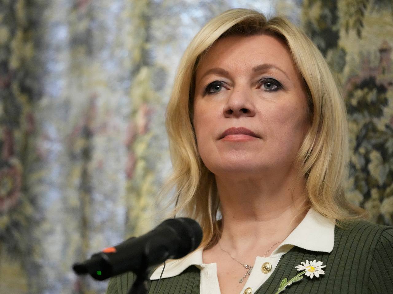 В МИД РФ порекомендовали Макрону попросить у французских СМИ фото из Старобельска