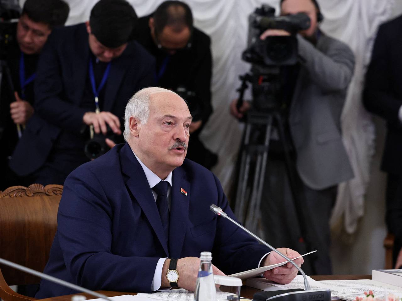 Лукашенко предложил Зеленскому встретиться на Украине и поговорить