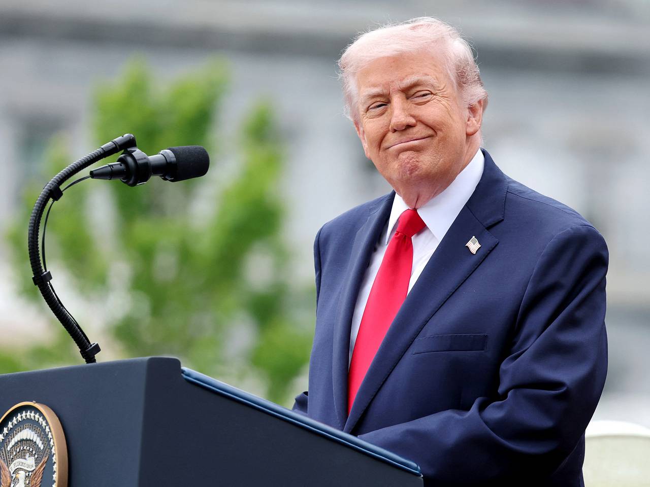Экс-главе ФБР предъявили обвинения в угрозах Трампу