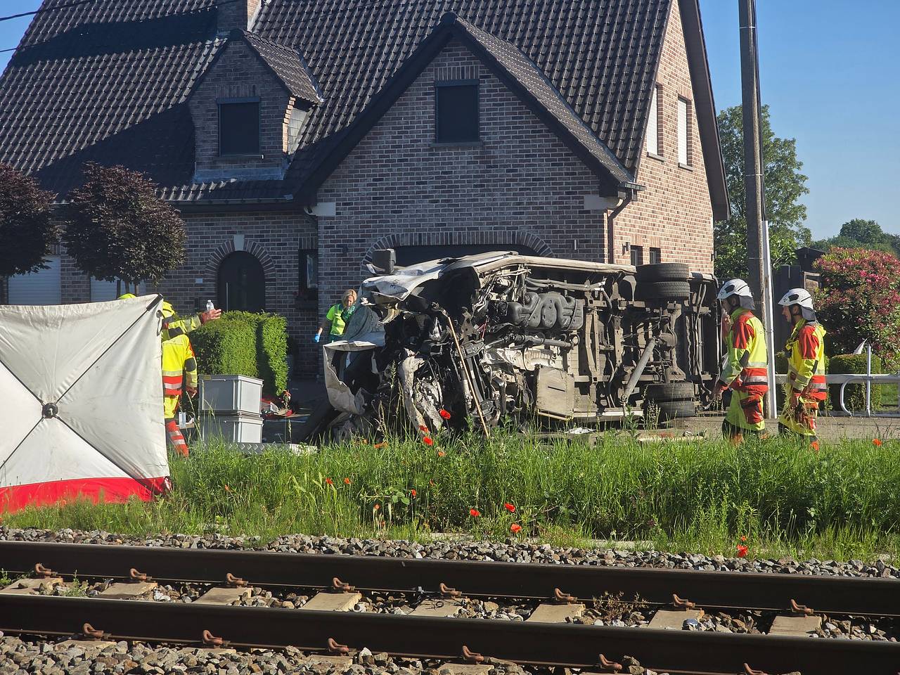 В Бельгии школьный автобус попал в страшное ДТП с поездом