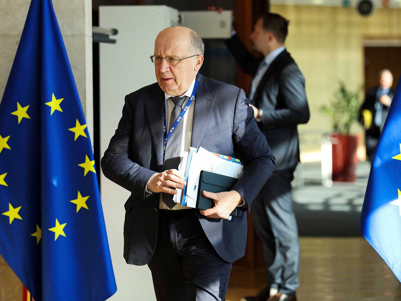 Еврокомиссар призвал ЕС открыть запасы вооружений для Украины