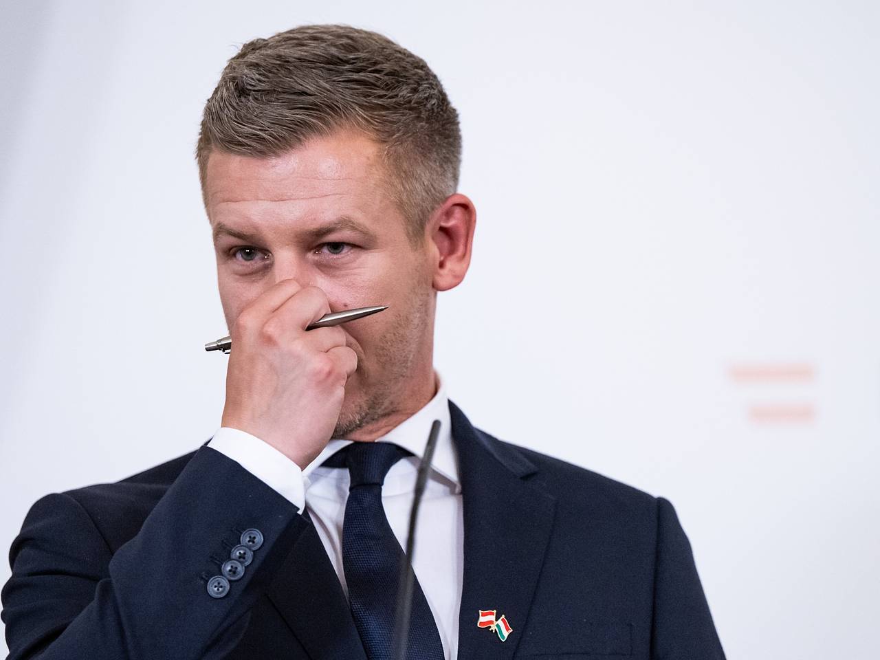 Премьер Венгрии станет в два раза беднее