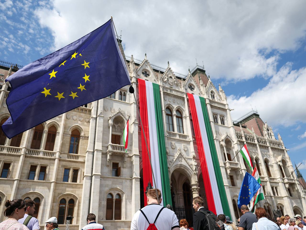 Венгрия сняла вето на выделение средств ЕС Украине