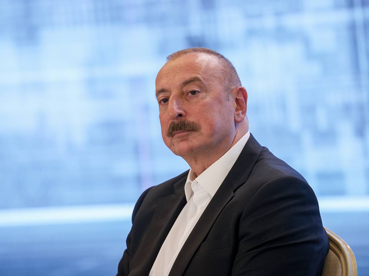Алиев поздравил Путина