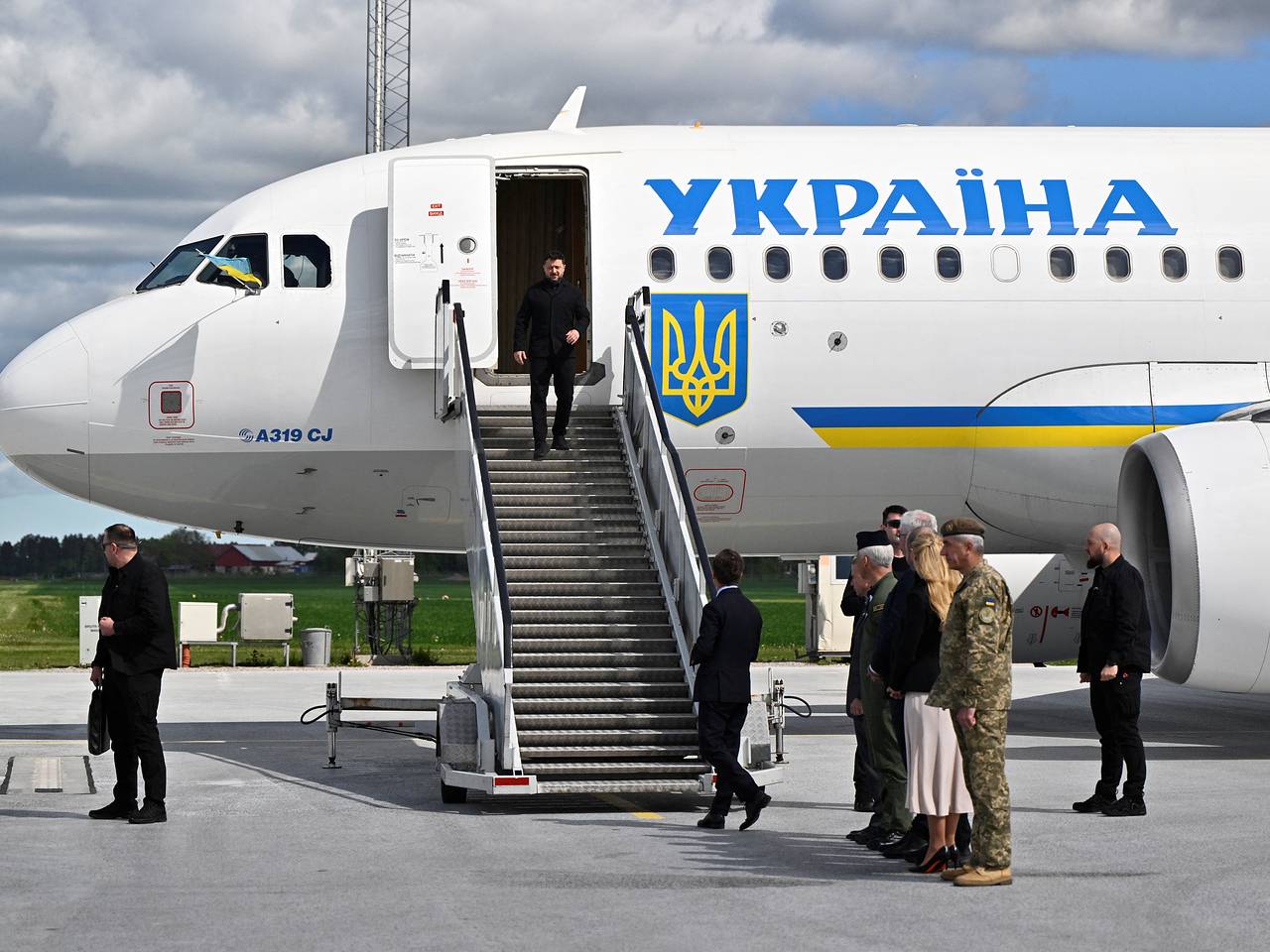 Зеленский отказался лететь через Польшу после скандала