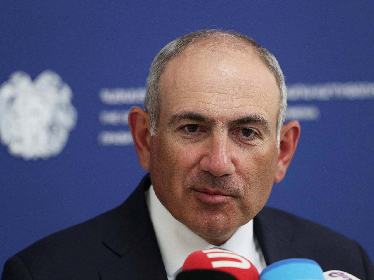 Голубь мира отказался взлетать с рук премьера Армении