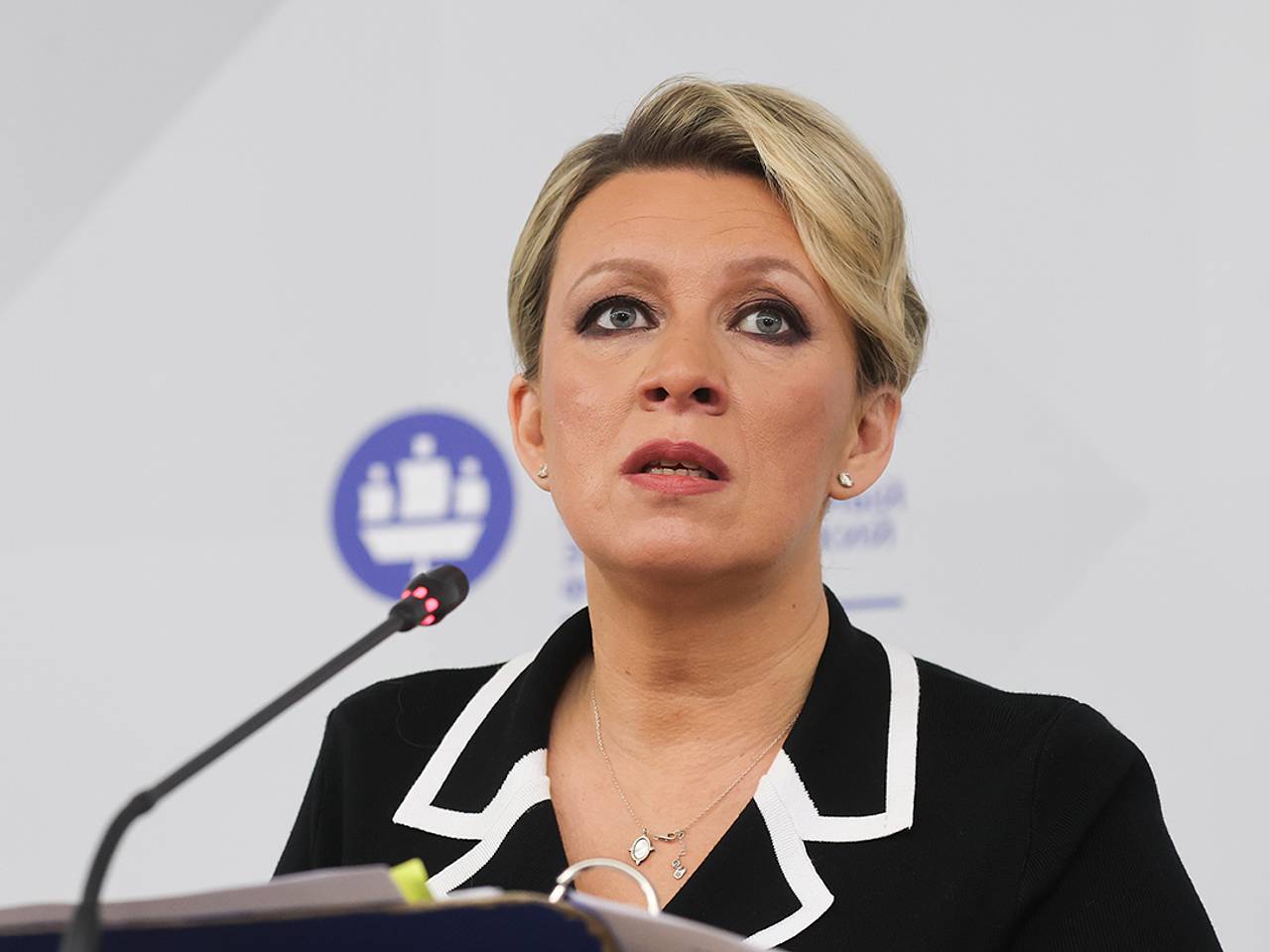 Захарова отдала журналисту из Германии фотографии убитых ВСУ студентов