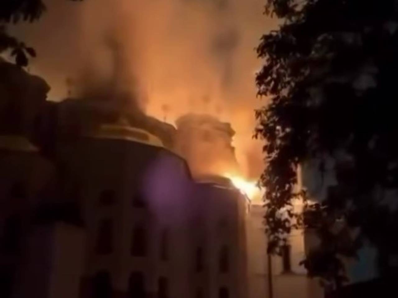 В украинской столице загорелась Киево-Печерская Лавра
